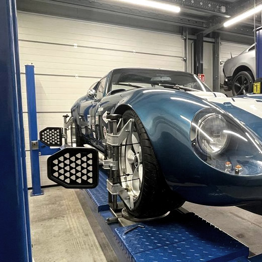 Uitlijnen en uitwegen van klassieke auto's op een testbank