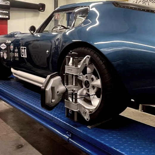 Uitlijnen en uitwegen van klassieke auto's op een testbank