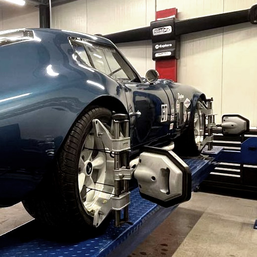 Uitlijnen en uitwegen van klassieke auto's op een testbank